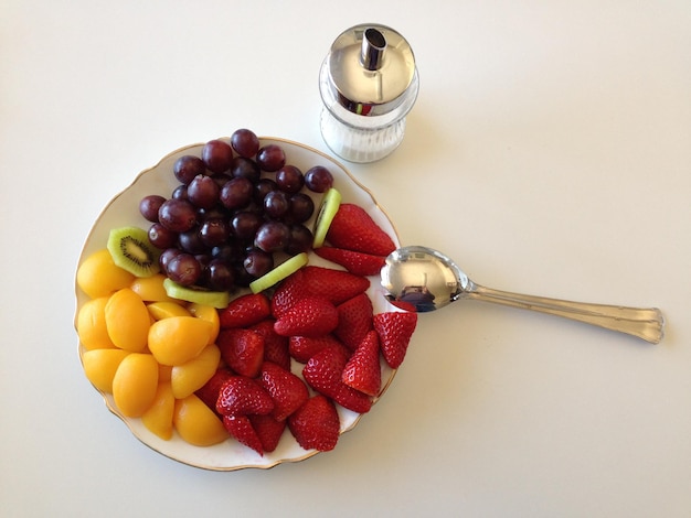 Foto vista ad alta angolazione di piatti di frutta appetitosa