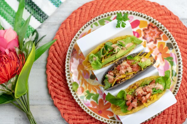 Photo high angle view of plate of tacos