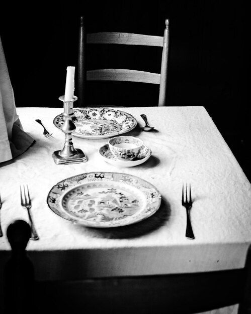 Photo high angle view of plates on table