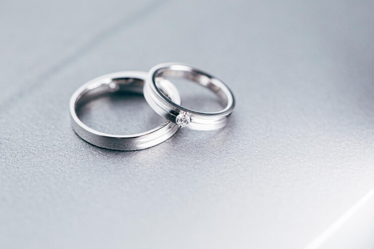Photo テーブルの上のプラチナの結婚指輪の高角度ビュー