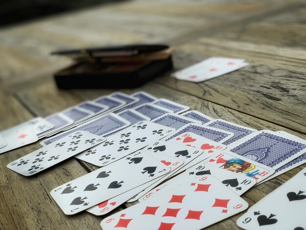 Photo high angle view of playing cards on table