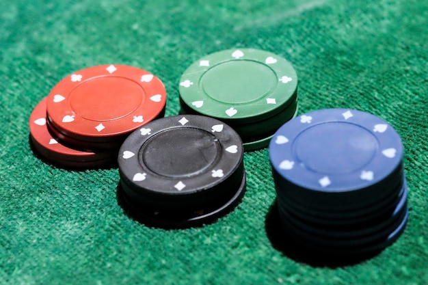 Foto vista ad alto angolo delle fiches da poker sul tavolo