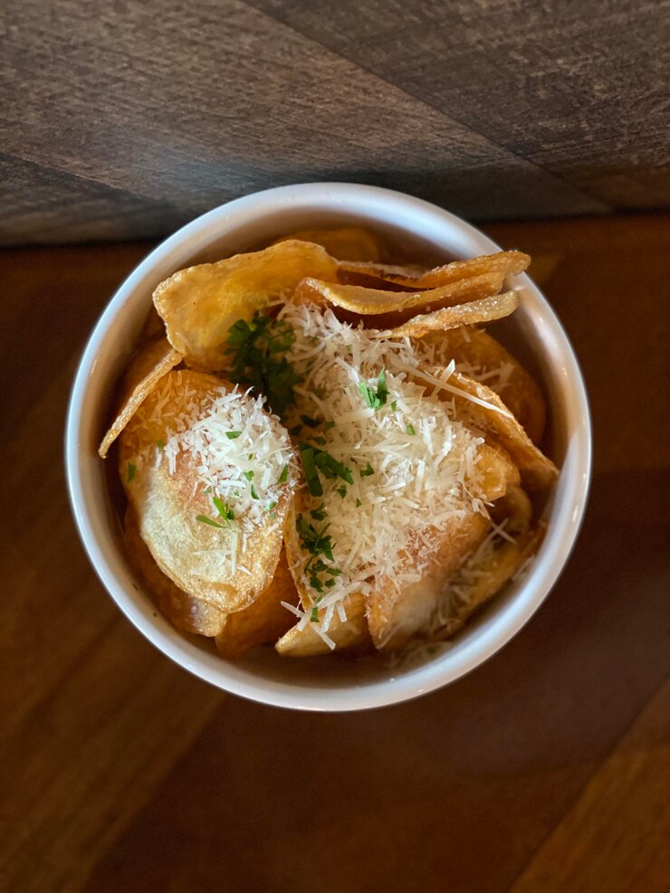 Photo テーブルの上のボウルにポテトチップスの高角度のビュー
