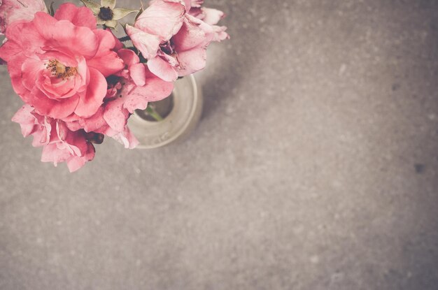 Photo high angle view of potted pink roses on floor