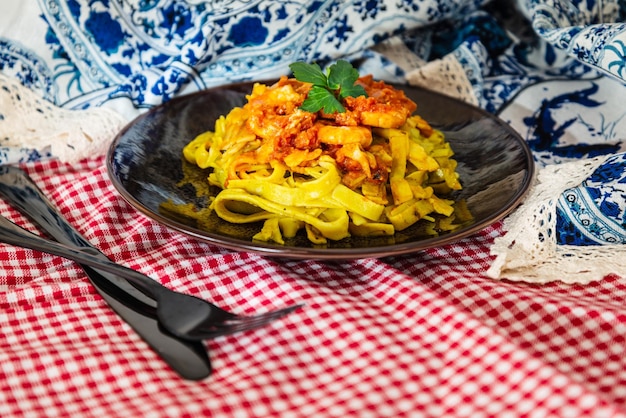 Foto vista ad alto angolo della pasta di gamberetti sul tavolo