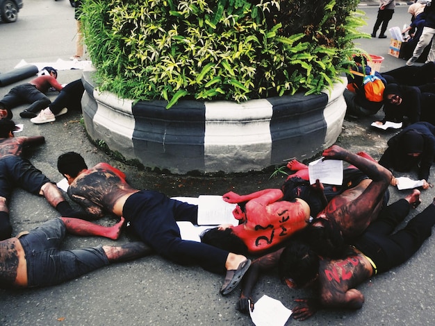 Foto vista ad alta angolazione dei manifestanti che protestano in strada