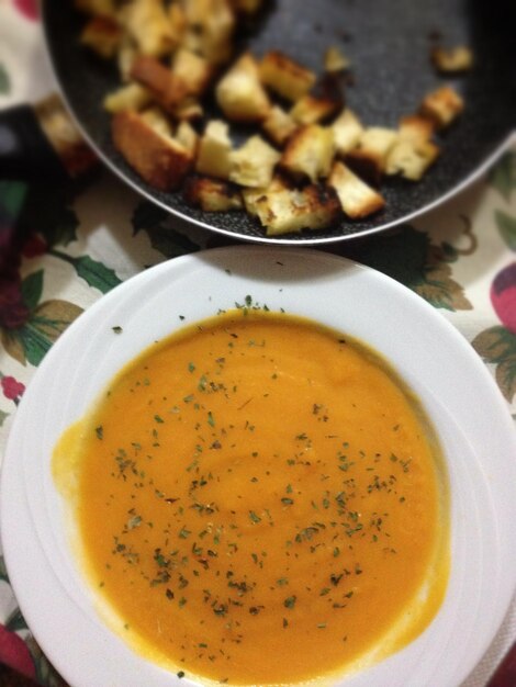 Photo high angle view of pumpkin soup served in bowl