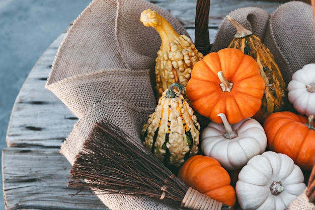 Photo high angle view of pumpkins on table