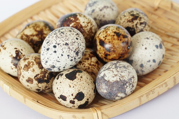 Photo high angle view of quail  eggs in basket on table