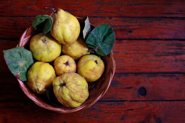 Foto vista ad alta angolazione dei frutti di quince nel cesto sul tavolo