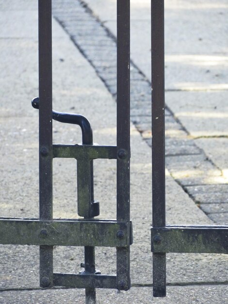 Photo high angle view of railing on metal gate