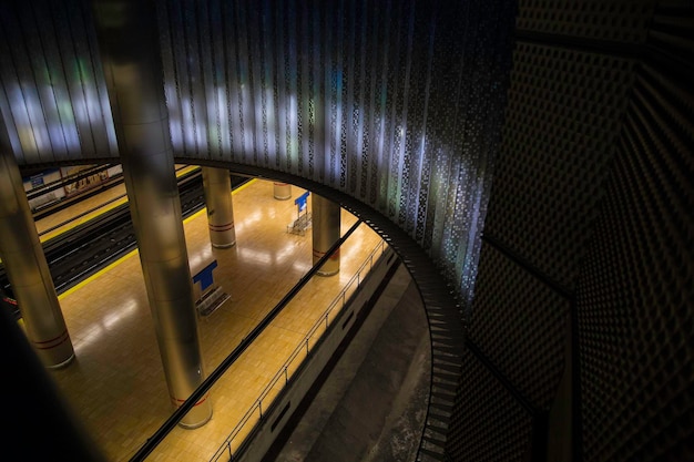 Foto vista ad alto angolo della piattaforma ferroviaria