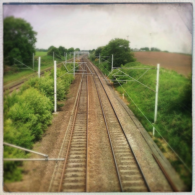 Foto vista ad alto angolo della ferrovia contro il cielo