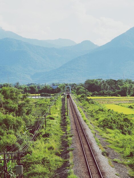 Photo high angle view of railroad track against sky