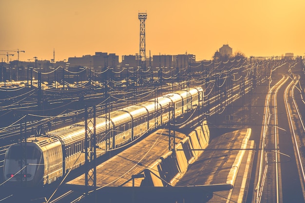 Foto vista ad alto angolo dei binari della ferrovia contro il cielo durante il tramonto