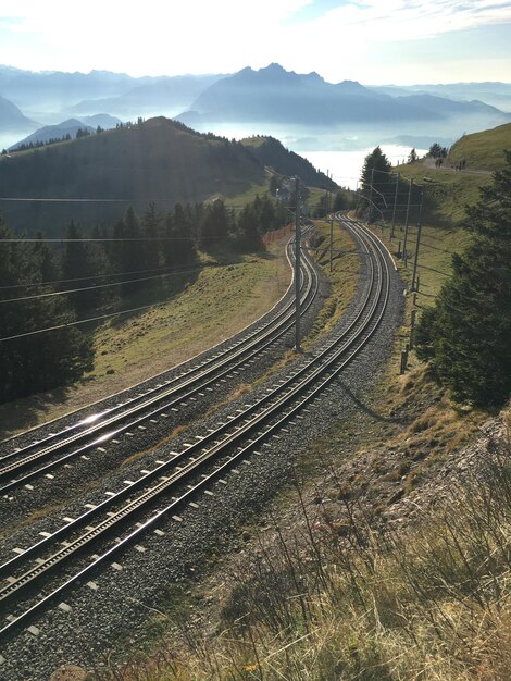 Photo high angle view of railroad tracks against sky