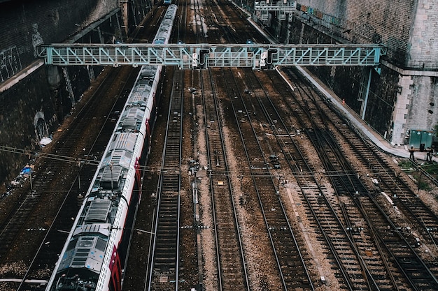 都市の鉄道線路の高角度の景色