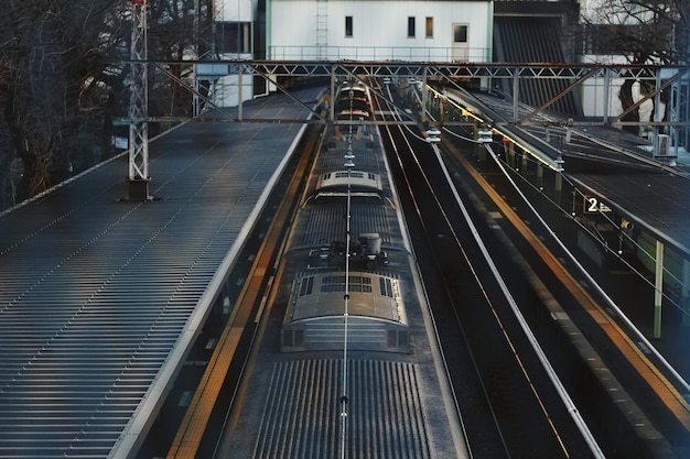 Photo high angle view of railroad tracks in city