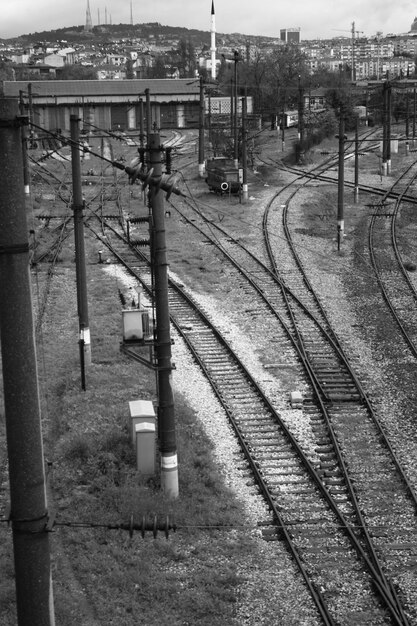Photo high angle view of railroad tracks in city