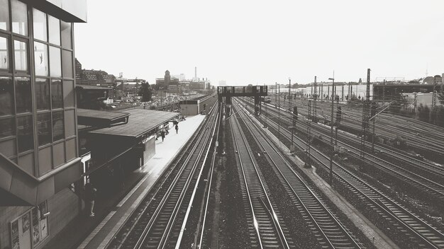 明るい空を背景に駅の鉄道線路の高角度の景色