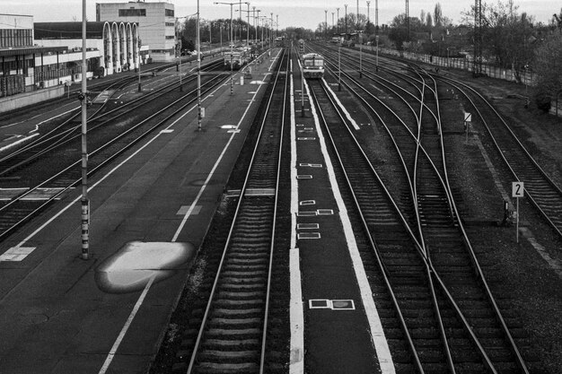 Foto vista ad alto angolo dei binari ferroviari