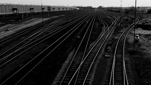 Foto vista ad alto angolo dei binari ferroviari