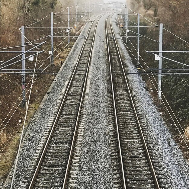 Foto vista ad alto angolo dei binari ferroviari