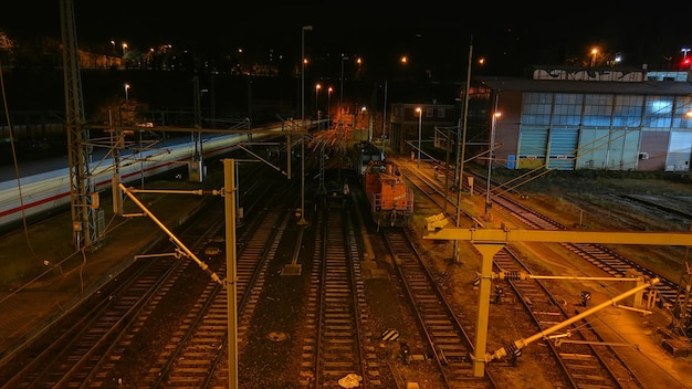 Photo high angle view of railway tracks at night