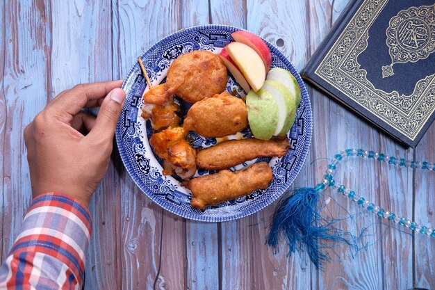 Foto vista ad alta angolazione del cibo di ramadan in un piatto
