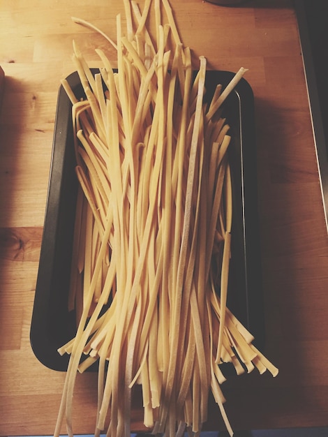 Foto vista ad alto angolo del cibo crudo nel piatto sulla tavola