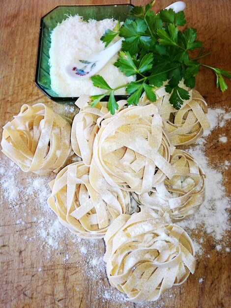 Foto vista ad alta angolazione della pasta cruda sul tavolo