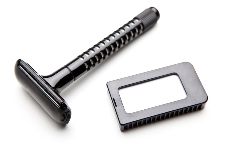 Photo high angle view of razor and soap against white background