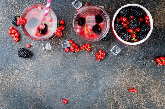 Photo high angle view of red berries on glass