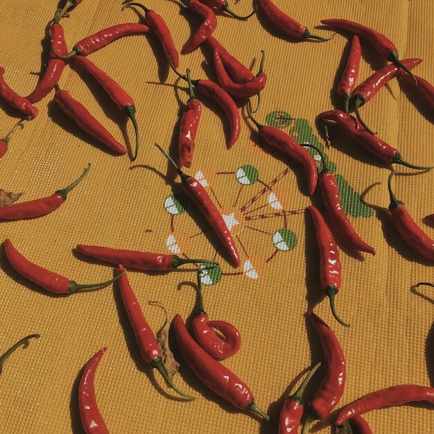 Foto vista ad alta angolazione del peperoncino rosso sul tavolo