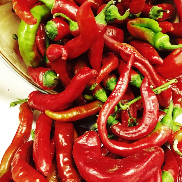 Photo high angle view of red chili peppers on table