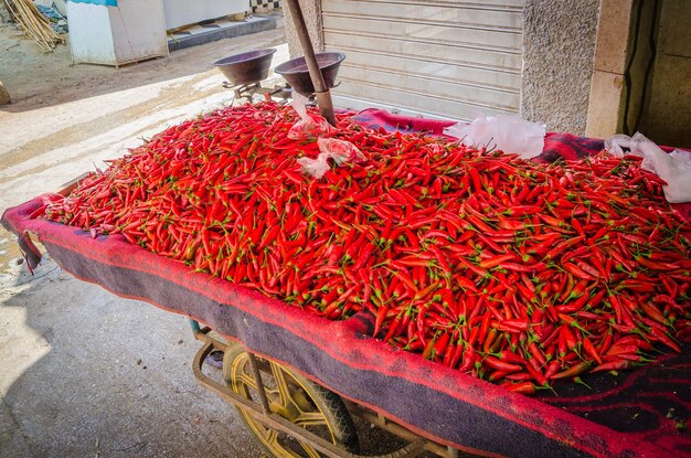 Foto vista ad alto angolo del peperoncino rosso in vendita nel soukh di fes, marocco, nord africa