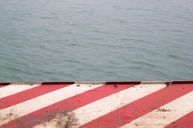 Foto vista ad alto angolo della bandiera rossa in mare