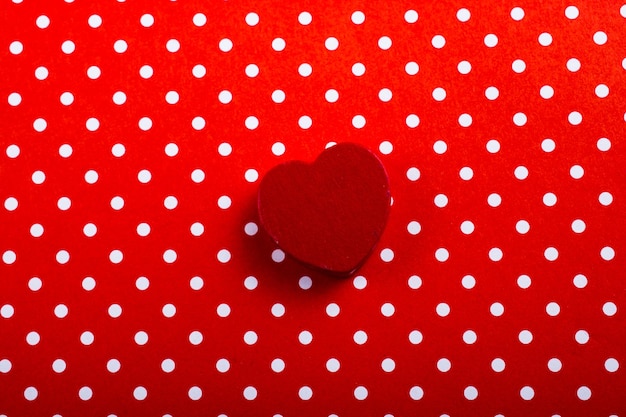 Foto vista ad alto angolo del buco a forma di cuore rosso