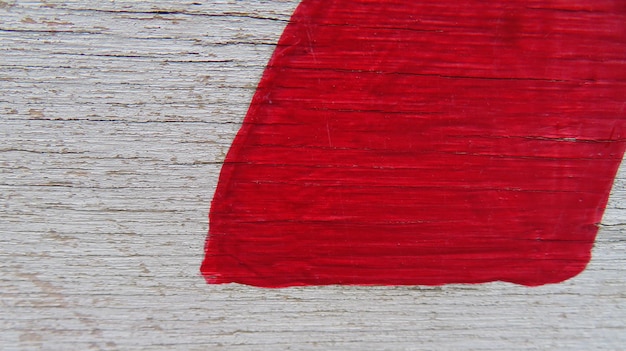 Photo high angle view of red paint on wooden table