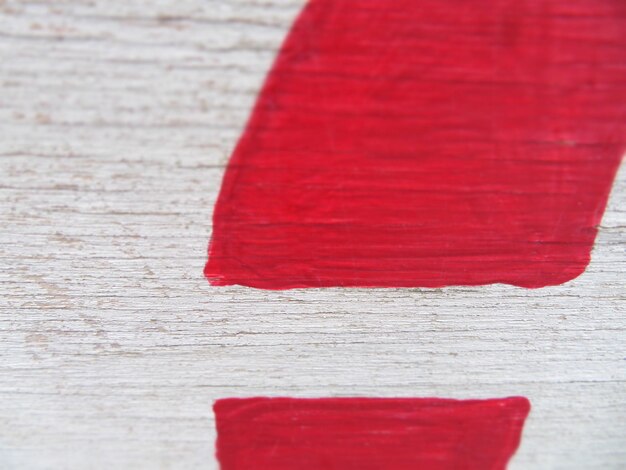 Photo high angle view of red paint on wooden table