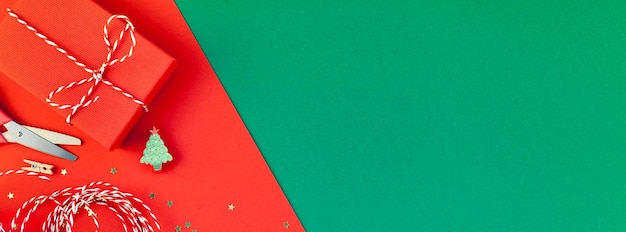 Photo high angle view of red paper over green background