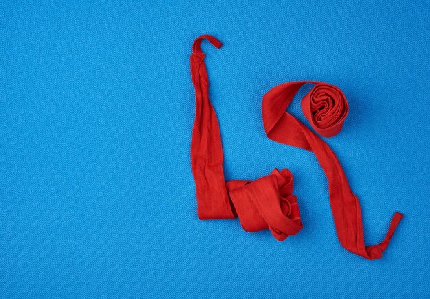 Photo high angle view of red rose on blue table