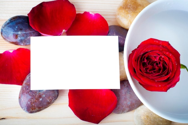 Photo high angle view of red roses on table