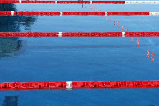 Photo high angle view of red swimming lane markers