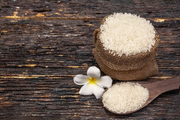 Photo high angle view of rice with flower on wooden table