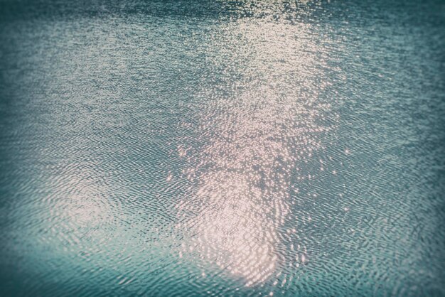 Foto vista ad alto angolo dell'acqua ondulata