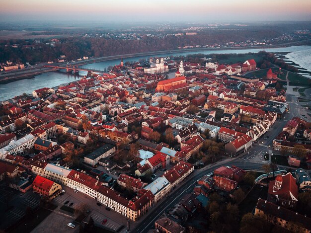 Photo high angle view of river amidst buildings in city