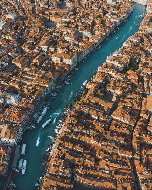 Foto vista ad alta angolazione del fiume tra gli edifici della città