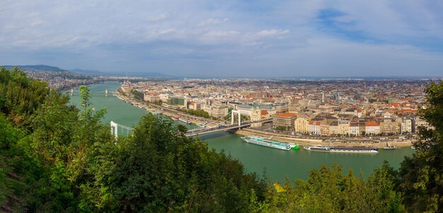 Foto vista ad alto angolo del fiume in mezzo alla città contro il cielo