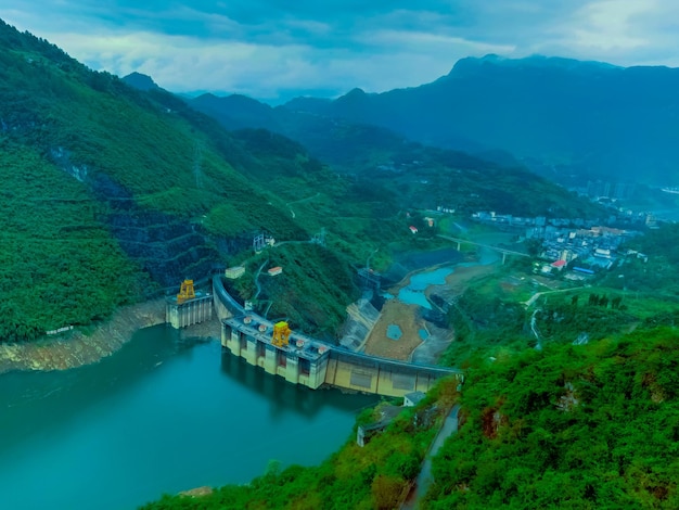 Photo high angle view of river amidst mountains against sky